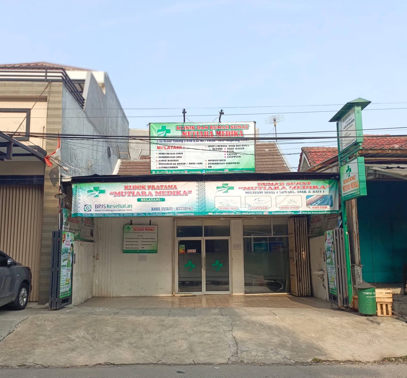 Tampak depan klinik Rumah Sunat Mutiara Medika