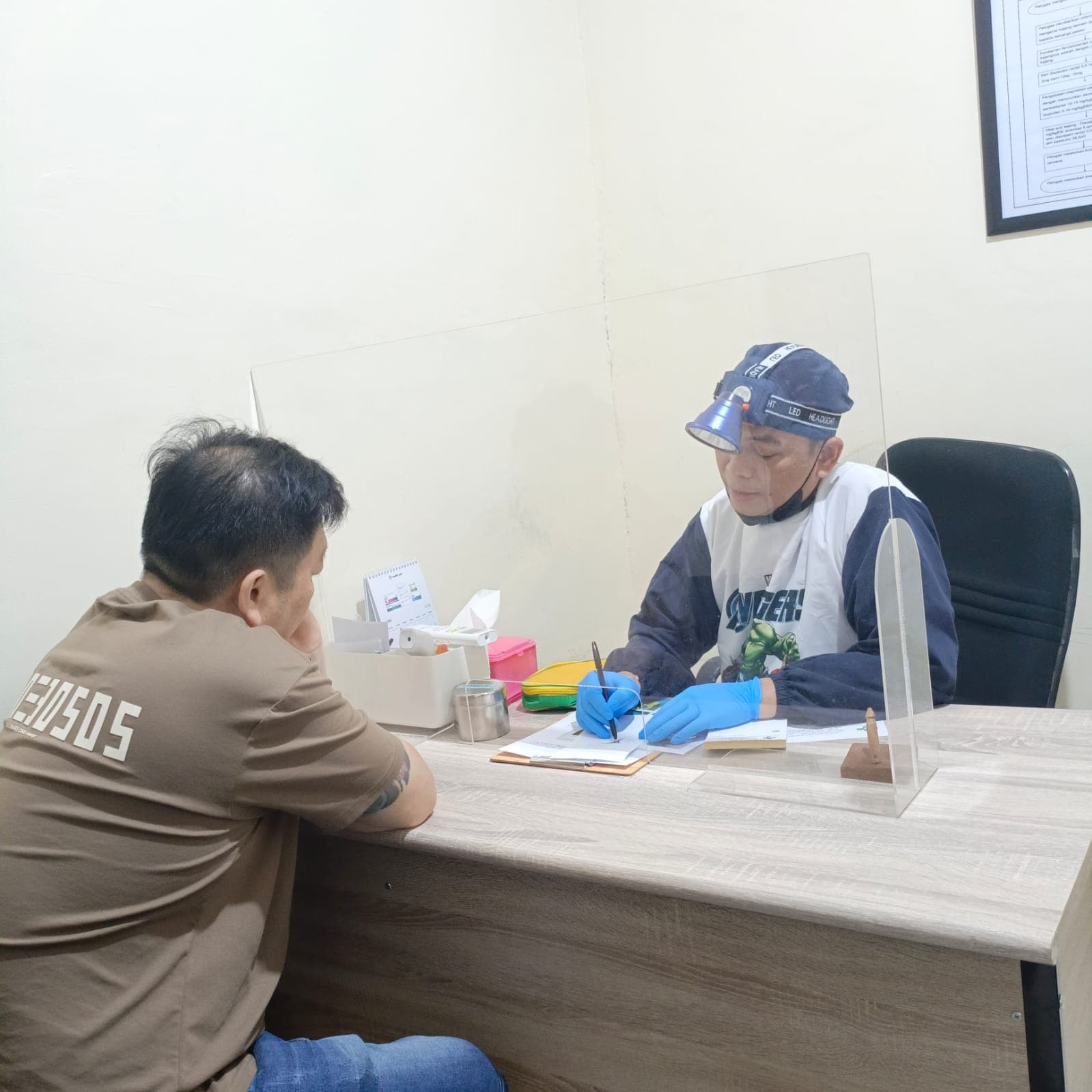 Konsultasi pasien bersama dokter di Rumah Sunat Mutiara Medika