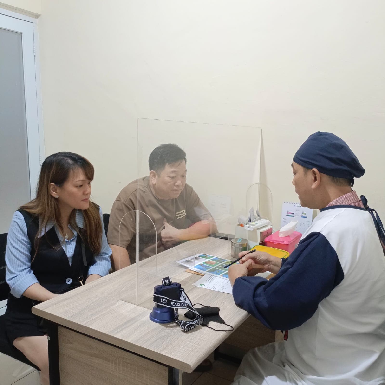Konsultasi pasien bersama dokter
