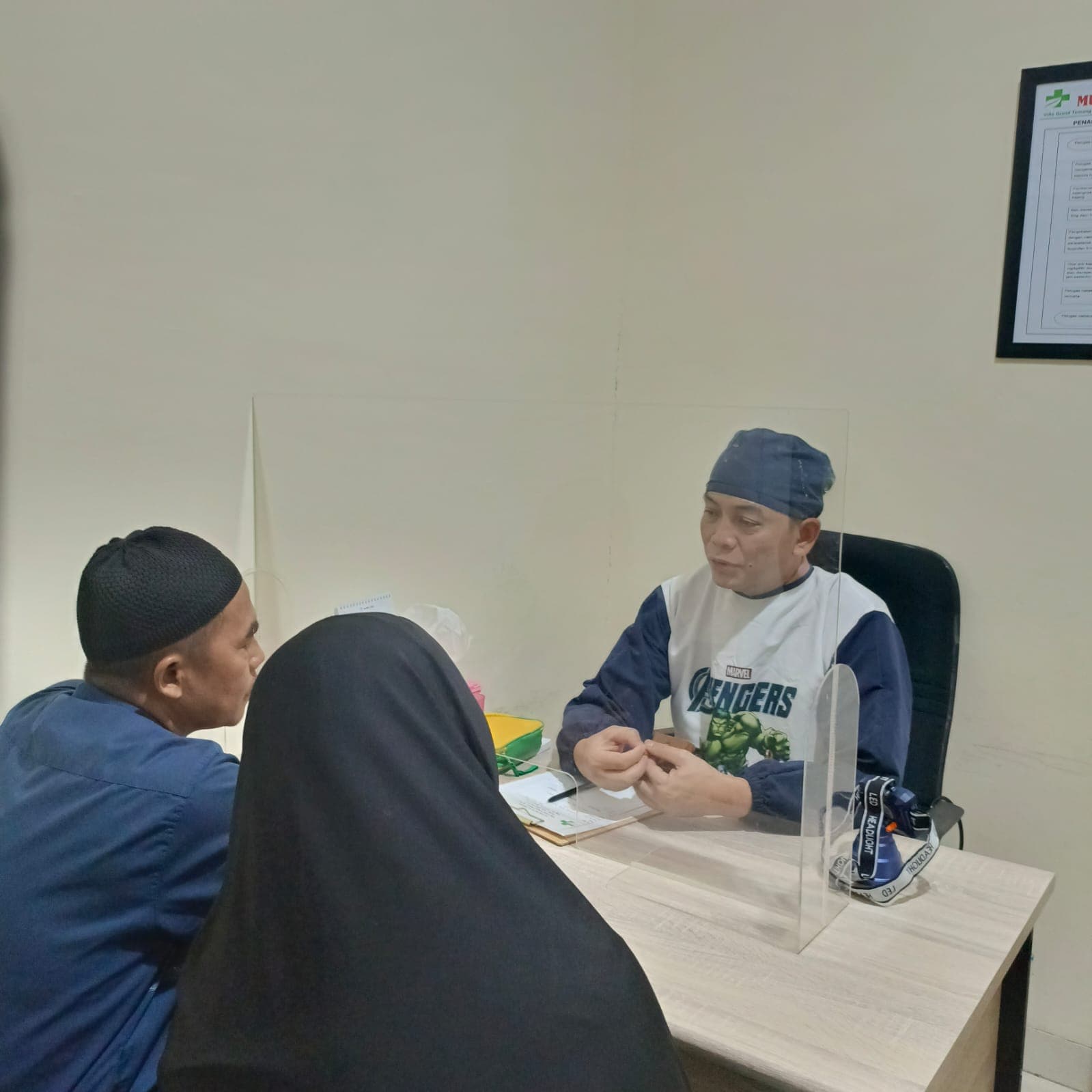 Dokter menjelaskan prosedur kepada keluarga